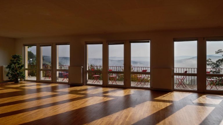 Retreats Lichtdurchfluteter Raum mit Blick in die Natur