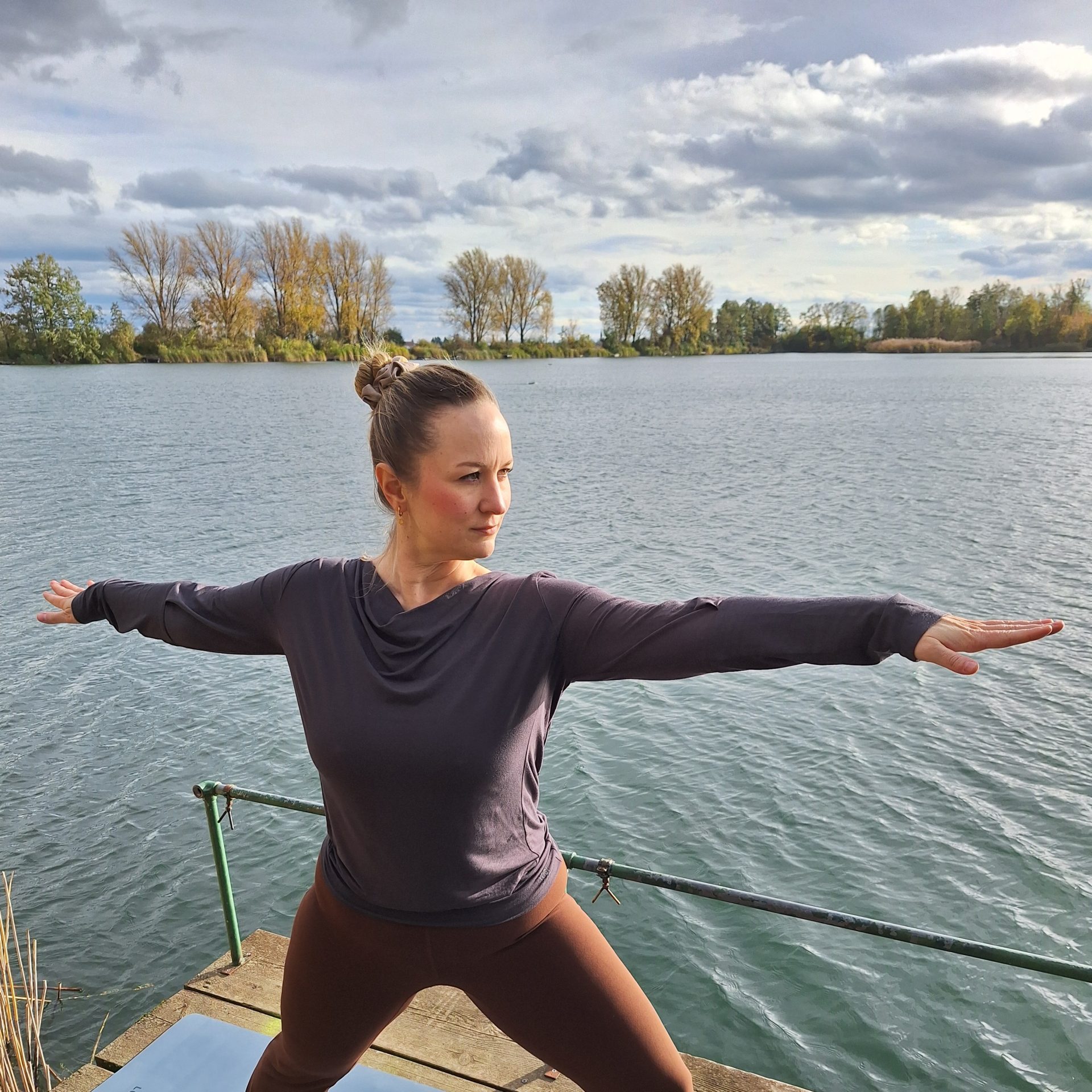 MELLYOGA – Melanie beim Yoga am See