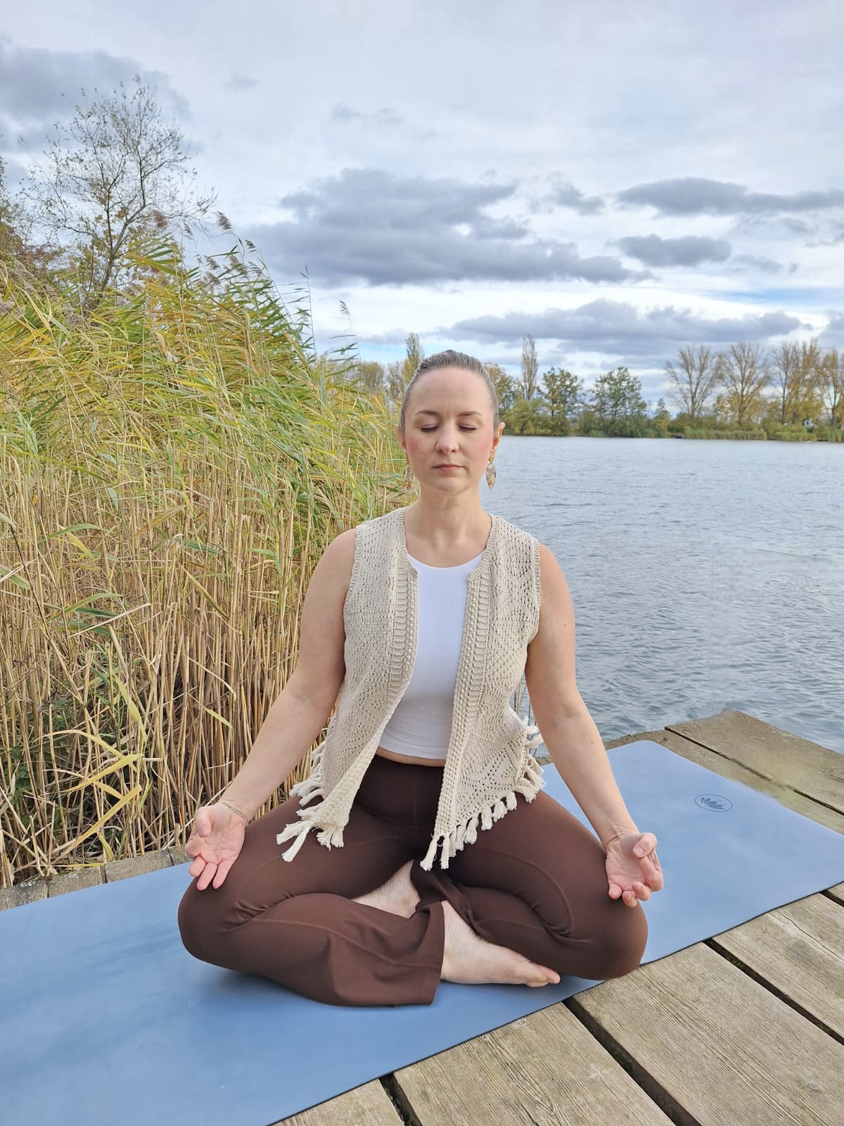 Melanie im Sitz am See